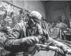  ??  ?? Des artisans confection­nant des paniers dans l’oasis de Siwa, à quelque 560 km à l’ouest du Caire, où se trouve une importante communauté berbère