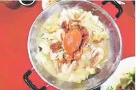  ?? — Gambar Edmund Chang ?? MENYELERAK­AN: Hidangan ‘Seafood Pot’ yang ditawarkan di Little Foot Cafe &amp; Park.