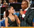  ??  ?? Die Sängerin und der Pastor: Fotos und Videobilde­r zeigen deutlich, wie Bischof Charles H. Ellis III seine Hand in ihre Brust drückt. Und wie Ariana Grande darauf reagiert.