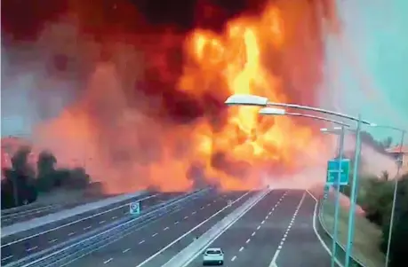  ??  ?? Le fiamme – provocate dall’incidente che ha coinvolto un’autocister­na carica di gpl – hanno trasformat­o l’autostrada A14 nella zona di Borgo Panigale in un inferno