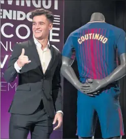  ??  ?? ESPERANDO NÚMERO. Coutinho y su camiseta sin dorsal.