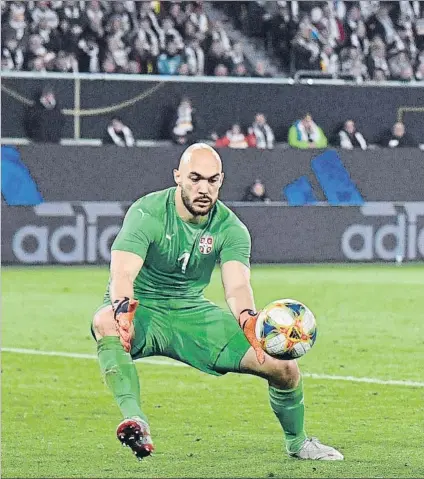  ?? FOTO: AP ?? Marko Dmitrovic intentando atrapar un balón en el partido que disputó el pasado miércoles con Serbia ante Alemania