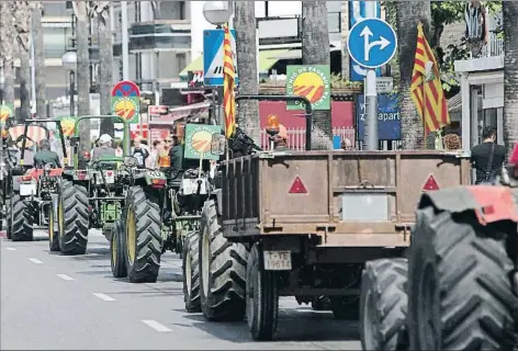  ?? VICENÇ LLURBA ?? Una de las protestas de los payeses del sector de la fruta seca que colapsaron Salou con sus tractores