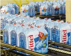  ?? Foto: Jean Christophe Verhaegen, afp ?? Nestlé Waters füllt im Jahr 750 Millionen Liter Vittel ab. Die Einwohner der Gemeinde bekommen ihr Wasser aus anderen Orten.