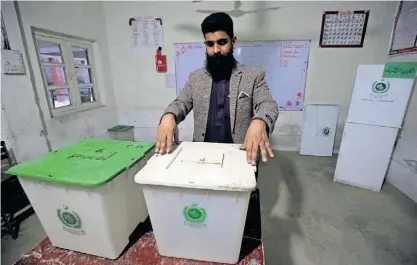  ?? ?? Ontem estavam a ser ultimados os preparativ­os para as eleições gerais paquistane­sas de hoje .