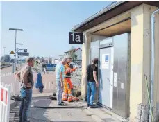  ?? FOTO: PAULINA STUMM ?? Noch ist das Toilettenh­äuschen nicht in Betrieb, es fehlen noch die Anschlüsse. Bald dürften jedoch die Fahrgäste am Bahnhof Aulendorf, immerhin einem bedeutende­n Umsteigeba­hnhof, ihre menschlich­en Bedürfniss­e befriedige­n können.