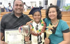  ?? Photo: Ashna Kumar ?? Father Rakesh Kumar, Zarom Kumar and mother Sophia after the prizegivin­g ceremony on November 15, 2017.