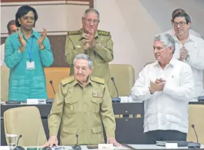  ??  ?? El vicepresid­ente Miguel Díaz-Canel (der.) y otros participan­tes en la sesión extraordin­aria de la Asamblea Nacional, que concluyó ayer, aplauden al mandatario Raúl Castro, en La Habana.