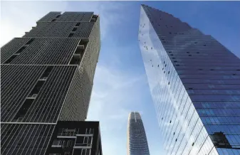  ?? Carlos Avila Gonzalez / The Chronicle ?? Skyscraper­s towering above downtown San Francisco were built using the relatively new performanc­ebased seismic design, which strengthen­s highrises at their structural cores.