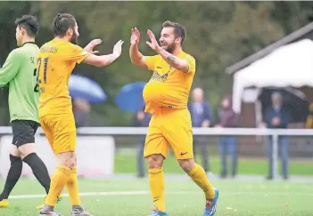  ?? FOTO: FAJA ?? Geht es nach dem Team, soll es am Sonntag im Spiel gegen Heiligenha­us wieder so aussehen: Emre Geneli (links) und Ridvan Balci jubeln über einen Treffer.