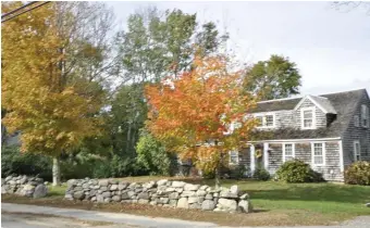  ?? WILLIAM DESOUSA-MAUK ?? AUTUMNAL SCENE: Trees beginning to change color frame a charming house along the Old King’s Highway in Yarmouthpo­rt.