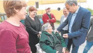 ?? // ICAL ?? Zapatero, con Nicanor Sen, saluda a vecinos de Cistierna