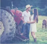  ??  ?? Anthony Turcotte est retourné sur la terre où il a grandi, en compagnie de sa conjointe Sabrina Larochelle. Cette photo est très importante pour lui.