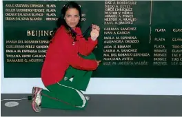  ??  ?? La exatleta develó su nombre en el Muro Olímpico en las instalacio­nes del COM.