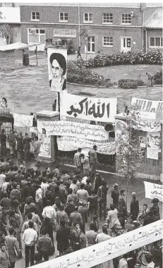  ?? FOTO: DPA ?? Demonstran­ten stehen im November 1979 vor der US-Botschaft in Teheran, wo Studenten Geiseln genommen hatten.
