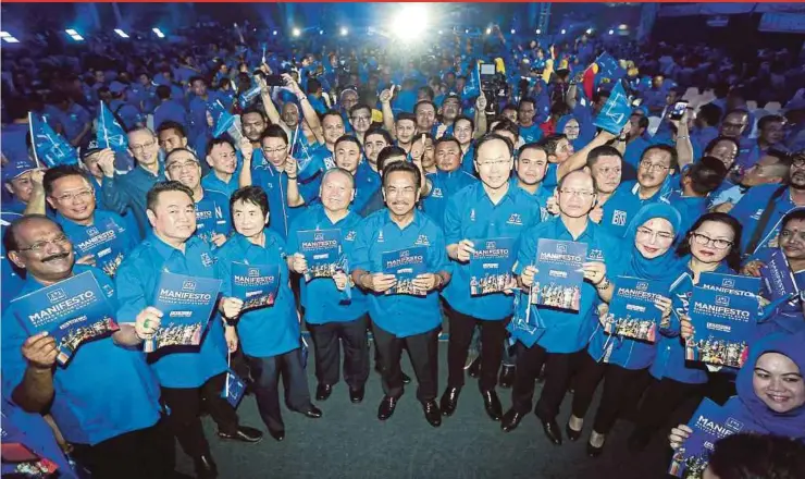  ?? SAMUNTING PIC BY EDMUND ?? Sabah Chief Minister Tan Sri Musa Aman (centre) with other Barisan Nasional leaders at the launch of the state BN manifesto in Kota Kinabalu yesterday.