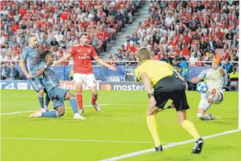  ??  ?? Einfach nicht zu stoppen an diesem Abend: Renato Sanches (2. von li.) erzielt das 2:0. Zuvor hatte er den Ball selbst mit einem unwiderste­hlichen Solo nach vorne gebracht.