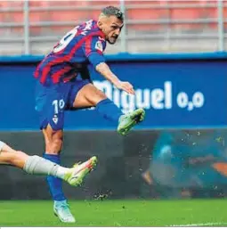  ?? LALIGA ?? Stoichkov lanza a puerta en el partido entre Éibar e Ibiza.