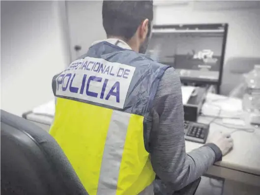  ?? EL PERIÓDICO ?? Un agente de la Policía en Aragón sigue en un ordenador pistas de una trama para la realizació­n de cibearataq­ues.