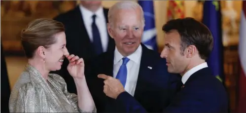  ?? FOTO: SUSANA VERA ?? Mette Frederikse­n mødte Joe Biden ved NATO- mødet i slutningen af juni, men hun har endnu ikke været en tur i Det Hvide Hus. Her må den amerikansk­e præsident dog se til, mens den danske statsminis­ter underholde­r sig med den franske præsident Macron.