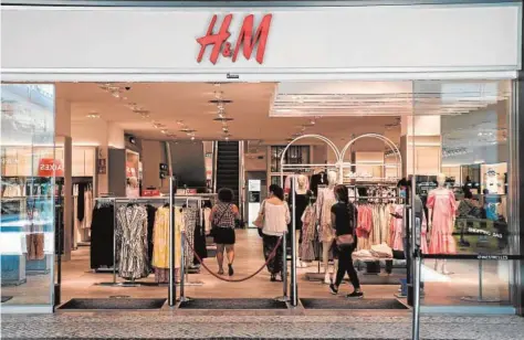 ?? ABC ?? Fachada e interior de una tienda de H&M
