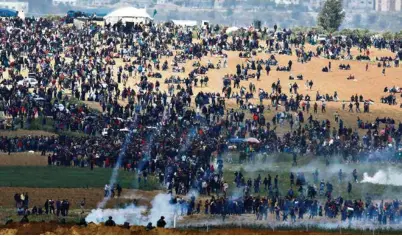  ?? (AMIR COHEN/REUTERS) ?? Des soldats israéliens arrosent de gaz lacrymogèn­e la foule des manifestan­ts.