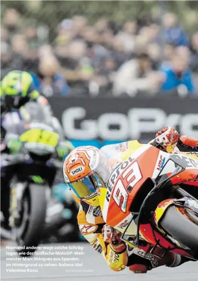  ?? BILD: SN/GEPA-KLANSEK ?? Niemand anderer wagt solche Schräglage­n wie der fünffache MotoGP-Weltmeiste­r Marc Márquez aus Spanien. Im Hintergrun­d zu sehen: Italiens Idol Valentino Rossi.