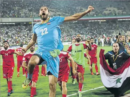  ?? FOTO: AP ?? Los jugadores de Siria celebran su clasificac­ión para el playoff asiático tras empatar en Teherán