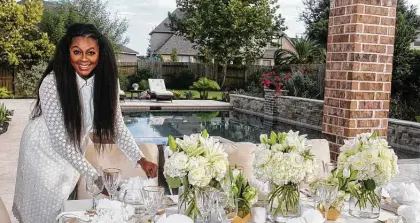  ?? Photos by Gary Fountain / Contributo­r ?? Ebony Goudeau sets the table at the monthly Eight Seats Garden Club garden party.