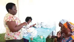  ?? ?? Medical personnel teaching women how to self-test for and during a
HIV AIDS two-day medical outreach organised by Health and Childcare Ambassador First Lady Dr Auxillia Mnangagwa in Gokwe.
