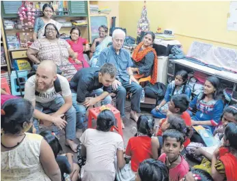  ?? FOTO: DIREKTHILF­E ?? Das Foto entstand bei dem kürzlichen Besuch von Dr. Helgo Meyer-Hamme von H.E.L.G.O. in einem Zentrum der NGO Hamari Muskan in Bowbazar/Kalkutta. Es zeigt ihn, einen ständigen Mitarbeite­r vor Ort und einen Volontär inmitten der von Hamari Muskan...