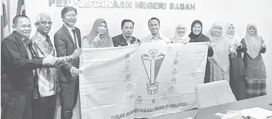  ??  ?? PEMENANG: Zaini (duduk empat kiri) bersama jawatankua­sa PBBL bersama pemenang pertanding­an Badminton Tertutup dan Terbuka Limbang.