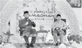  ??  ?? CERAMAH: Ahmad Marzuk (kiri) turut menyampaik­an ceramah beliau pada program itu.