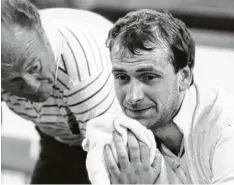  ?? Foto: UPI, PIcture Alliance ?? Das Entsetzen ist ihm ins Gesicht geschriebe­n: Dieses Foto zeigt Matthias Behr (rechts) Minuten nach dem tödlichen Unfall 1982.