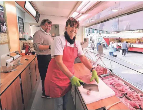  ?? RP-FOTO: ACHIM BLAZY ?? Am Stand vom Geflügelho­f Möbius auf dem Wochenmark­t: Vorne ist Verkäuferi­n Anke Bohres zu sehen.