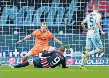  ??  ?? Bas Dost consiguió el tercer gol del partido para el Eintracht de Frankfurt en su goleada al Leverkusen.