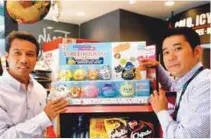  ??  ?? Hishammudi­n (left) and 7-Eleven Malaysia marketing general manager Ronan Lee with some of the cute KouKou collectibl­es.