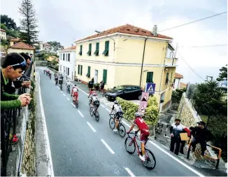  ??  ?? The Poggio is the last chance for puncheurs to outwit sprinters before the Via Roma inale