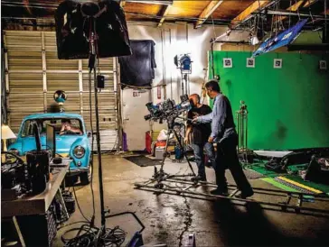  ?? CHRISTIE HEMM KLOK/THE NEW YORK TIMES ?? Stefan Avalos, a director, and Mark Rublee, a director of photograph­y, test Arraiy’s technology while on a film set at Arraiy’s headquarte­rs in Palo Alto, California, March 21.