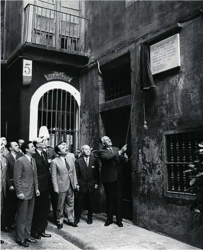  ?? ARXIU FOTOGRÀFIC DE BARCELONA ?? Josep Maria de Porcioles, descubrien­do una placa dedicada a Picasso en Barcelona