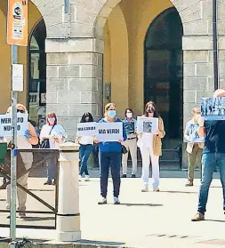  ?? (Foto da Facebook) ?? Manifestaz­ione in centro
I residenti di piazza Castello, viale Milano, Mercato Nuovo e del centro storico ieri hanno manifestaz­ioni per avere più sicurezza. C’era anche il consiglier­e delegato alla Polizia locale Nicolò Naclerio