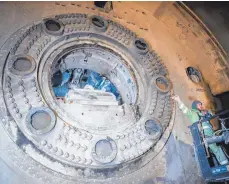  ?? FOTO: DPA ?? Dienstschl­uss: Die Tunnelbohr­maschine „Suse“hat ihre Arbeit getan. Das Schneidrad wurde schon demontiert, der Rest wird noch zerlegt.