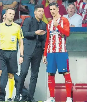  ?? FOTO: J.A.S. ?? Diego Simeone y Fernando Torres, en un partido en el Metropolit­ano