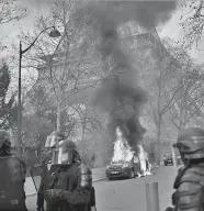  ??  ?? Flamas. Un vehículo del escuadrón antiterror­ista “Operación Centinela”, arde en la zona de la Torre Eiffel.