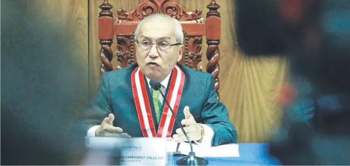  ??  ?? ► El fiscal general Pedro Chávarry justificó su polémica medida porque el fiscal Pérez cuestionó su elección.