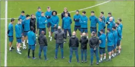  ??  ?? EN EL TEMPLO DEL JUVENTUS STADIUM. El Madrid se entrenó en el flamante nuevo estadio juventino. Zidane dio una charla a sus hombres, que le rodearon atentos.