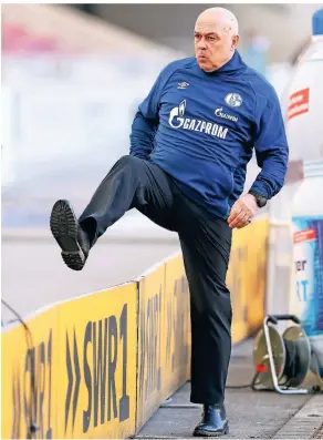  ?? FOTO: FIRO ?? Der nächste Abgang: Christian Gross ist bereits der vierte Trainer in dieser Saison, der auf Schalke abgelöst wird.