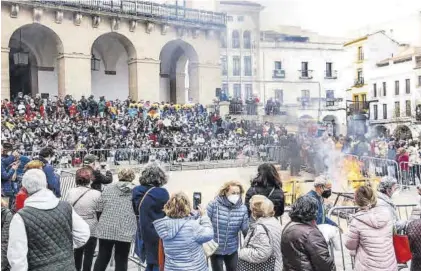  ?? EL PERIÓDICO ?? Un momento durante la quema del Pelele, en la plaza Mayor de Cáceres.