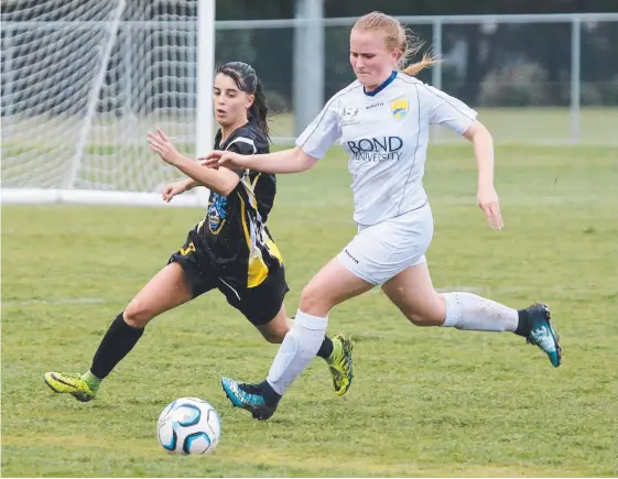  ?? Picture: MIKE BATTERHAM ?? Mudgeeraba’s Sarah Skinner and United’s Imogen Braithwait­e go for a loose ball in their NPL Women’s clash at Station Reserve, Robina.