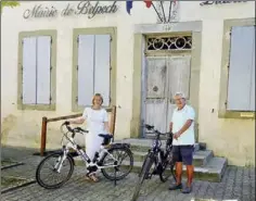  ?? MLD09 - Crédits : ?? Devant la maison commune, Pierre Vidal, maire, et Estelle Villespy, 1ère adjointe, avec les vélos électrique­s qui seront mis gratuiteme­nt à dispositio­n de leurs administré­s